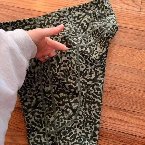 Athleta Ultimate Stash II 7” Short Green Camo Women's Biker Shorts - Picture 6 of 8